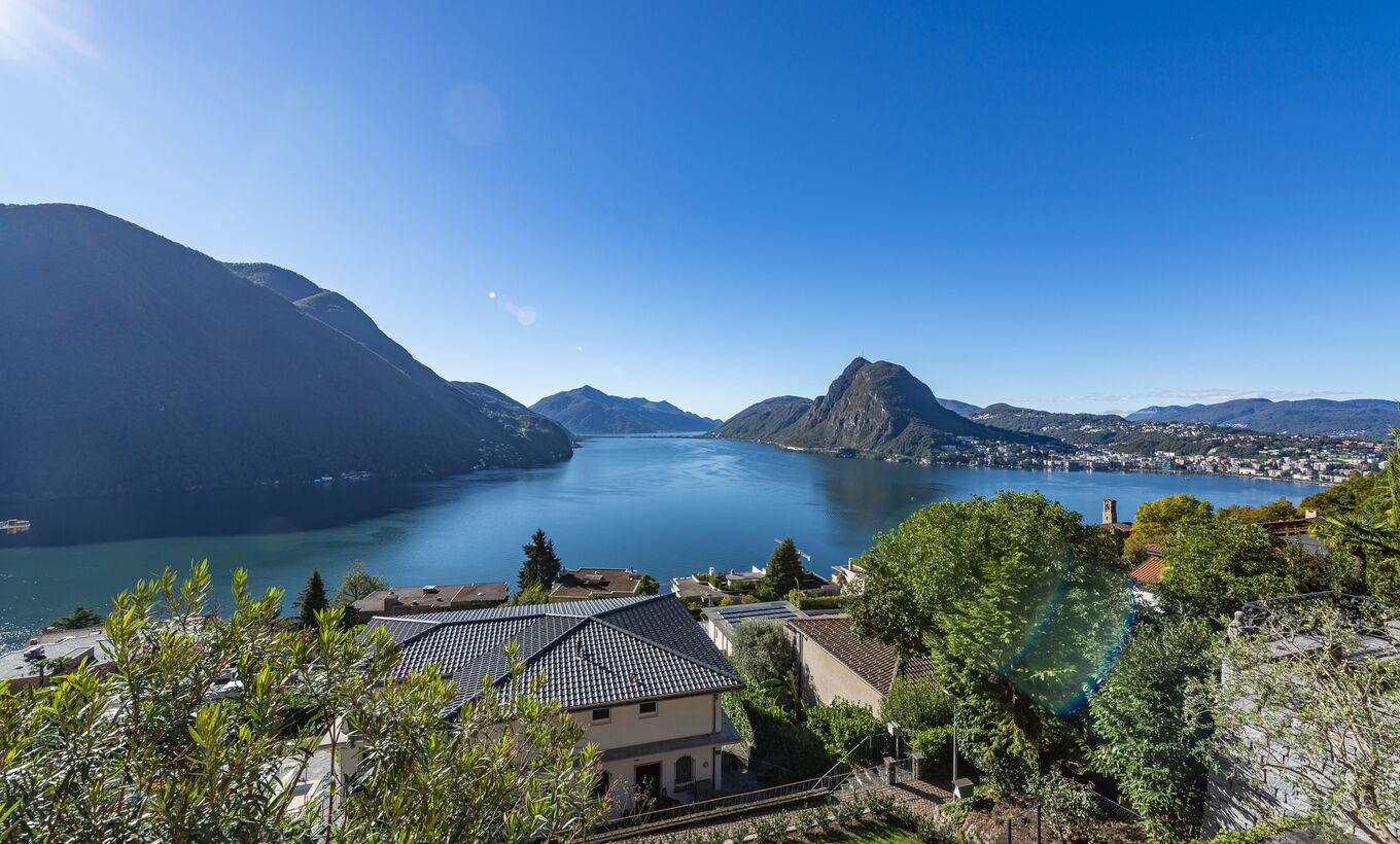 SINGLE FAMILY VILLA WITH GARDEN AND LAKE VIEW