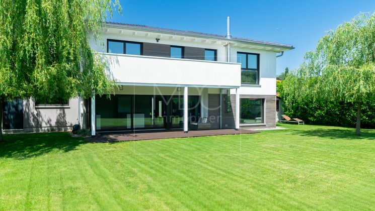 Bella villa contemporanea a 3 minuti a piedi dal lago di Morat a Faoug
