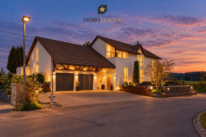 Ruhe, Raum und Wellness pur: 7.5-Zimmer-Liegenschaft mit Indoor-Pool, fantastischer Aussicht und Ausbaupotential in Bestlage.