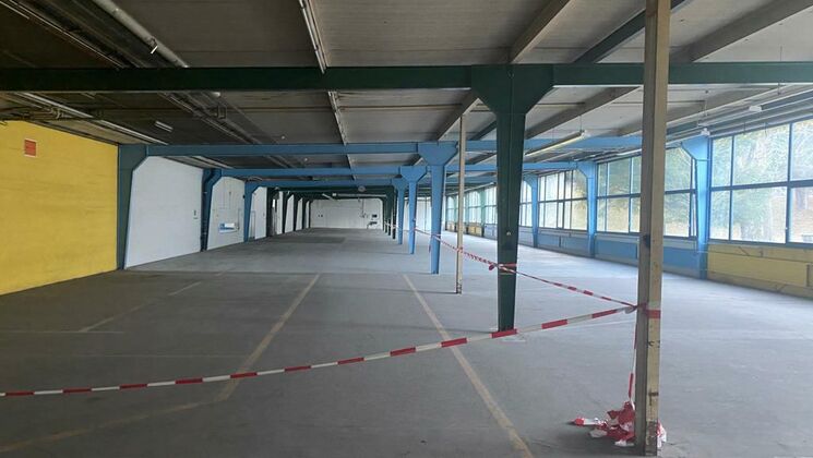 Industrial hall of 2,900 m2 for rent 500 meters from the motorway.