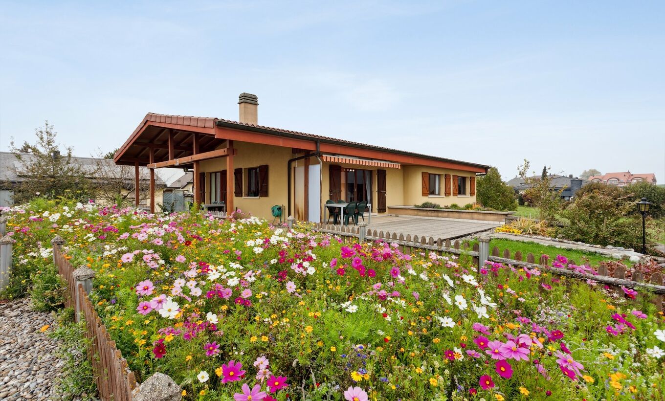 Einfamilienhaus auf einem großen bewaldeten Grundstück errichtet