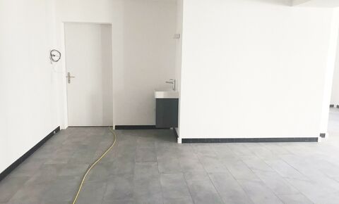 Commercial area of 54 m2