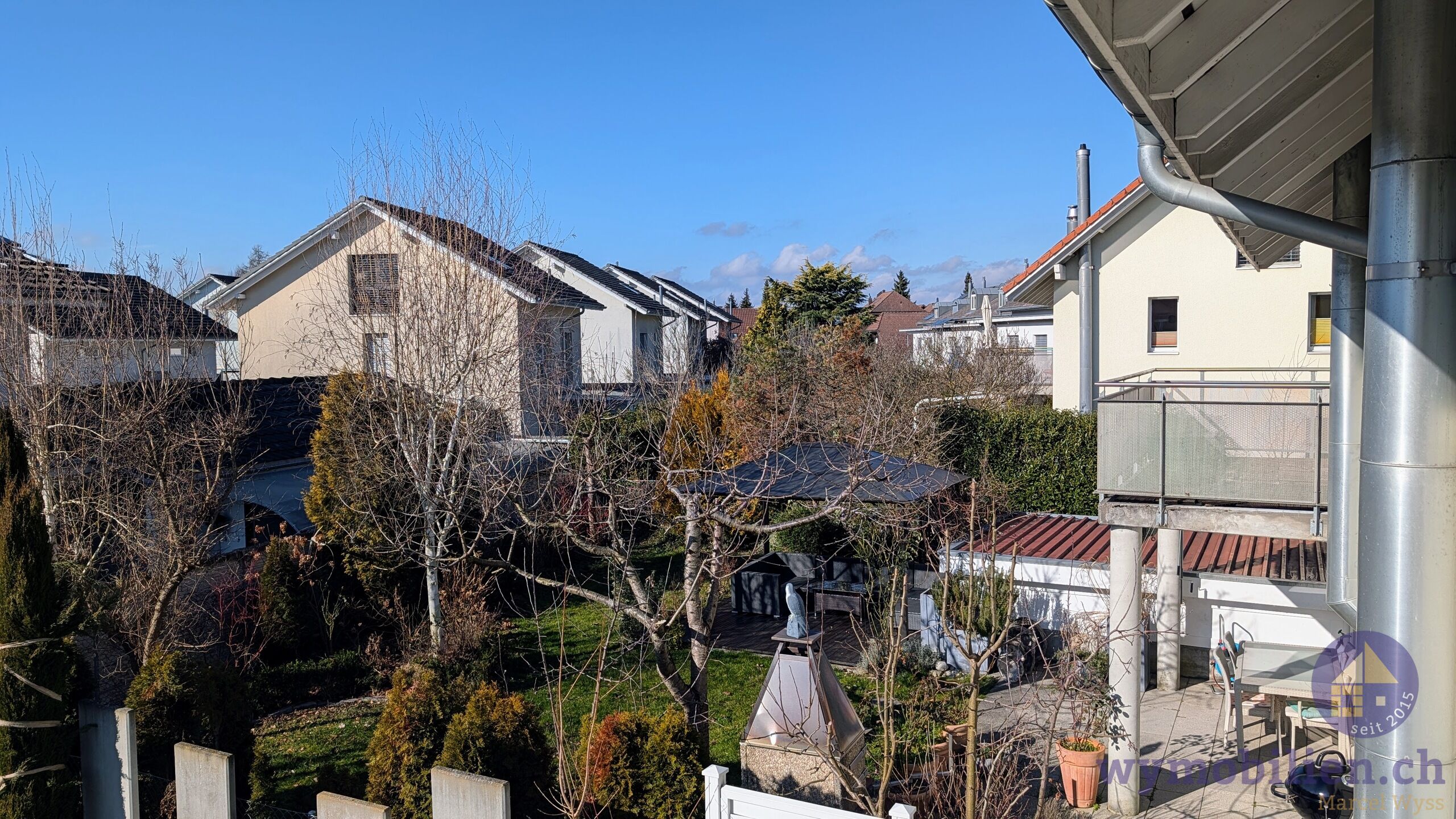 Blick auf die Terrasse und den Garten 