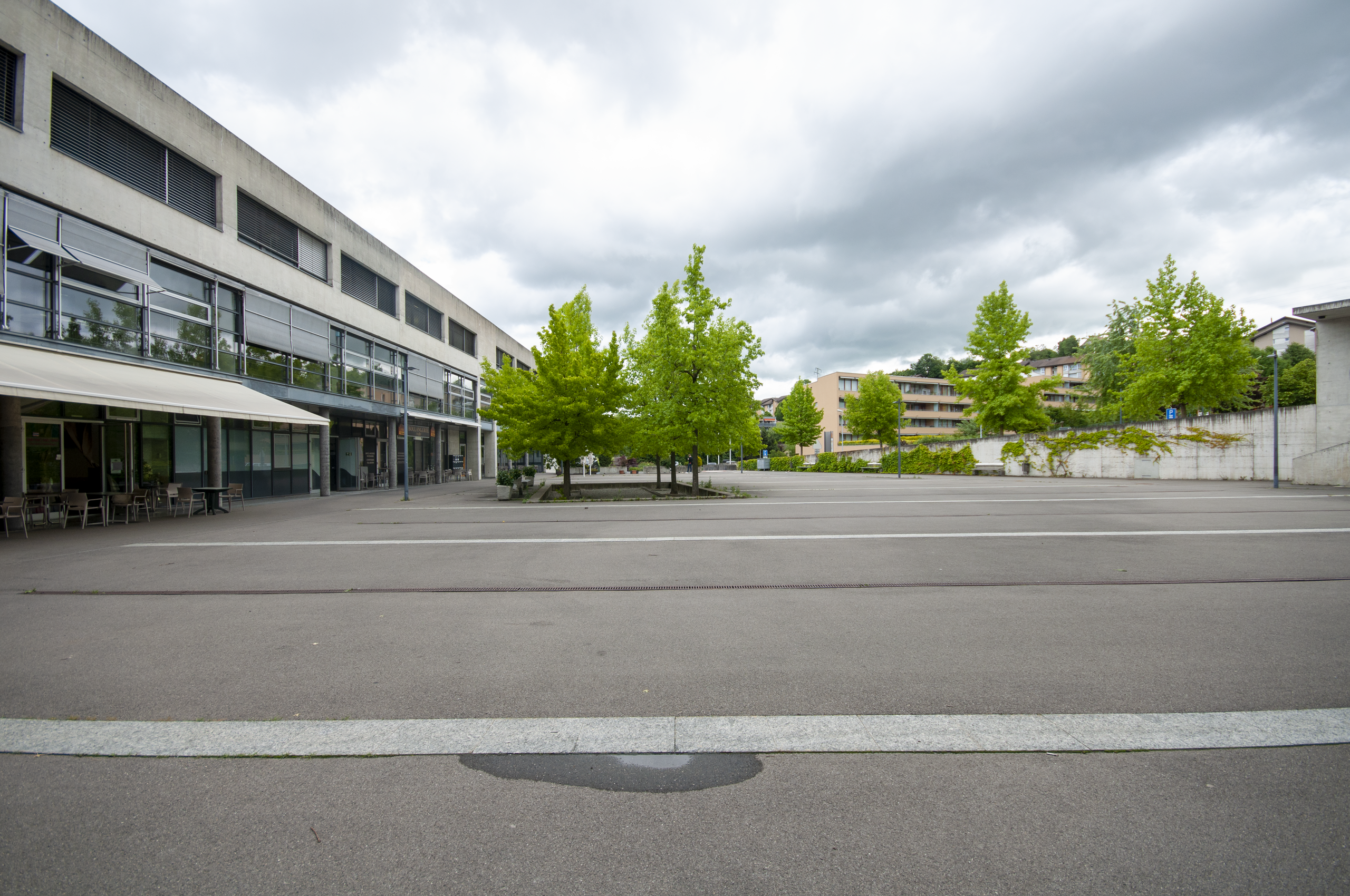 Sie suchen einen Arbeitsplatz in einem geräumigen und hellen Raum? Warten Sie nicht länger und entdecken Sie unsere Gewerbeflächen.