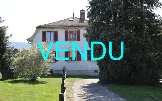 Large house of 6.5 rooms, set back from the main road.