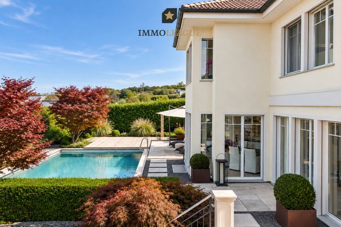 Grosszügiger Aussenbereich mit Pool, viel Privatsphäre und stilvoll angelegter Gartenlandschaft.