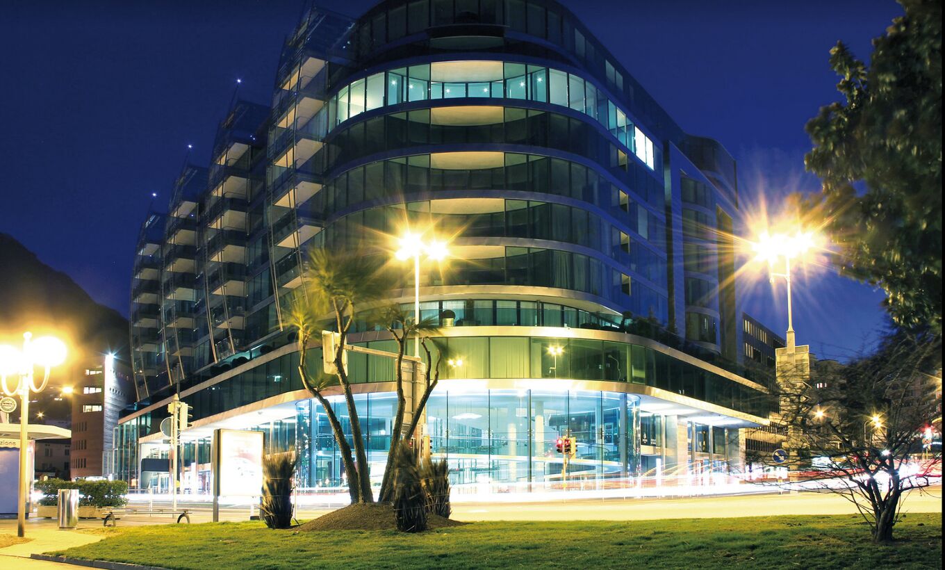 Exclusive lakefront apartment