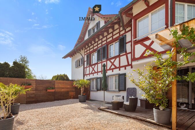 Wohlfühloase im Garten mit Whirlpool und Sauna.