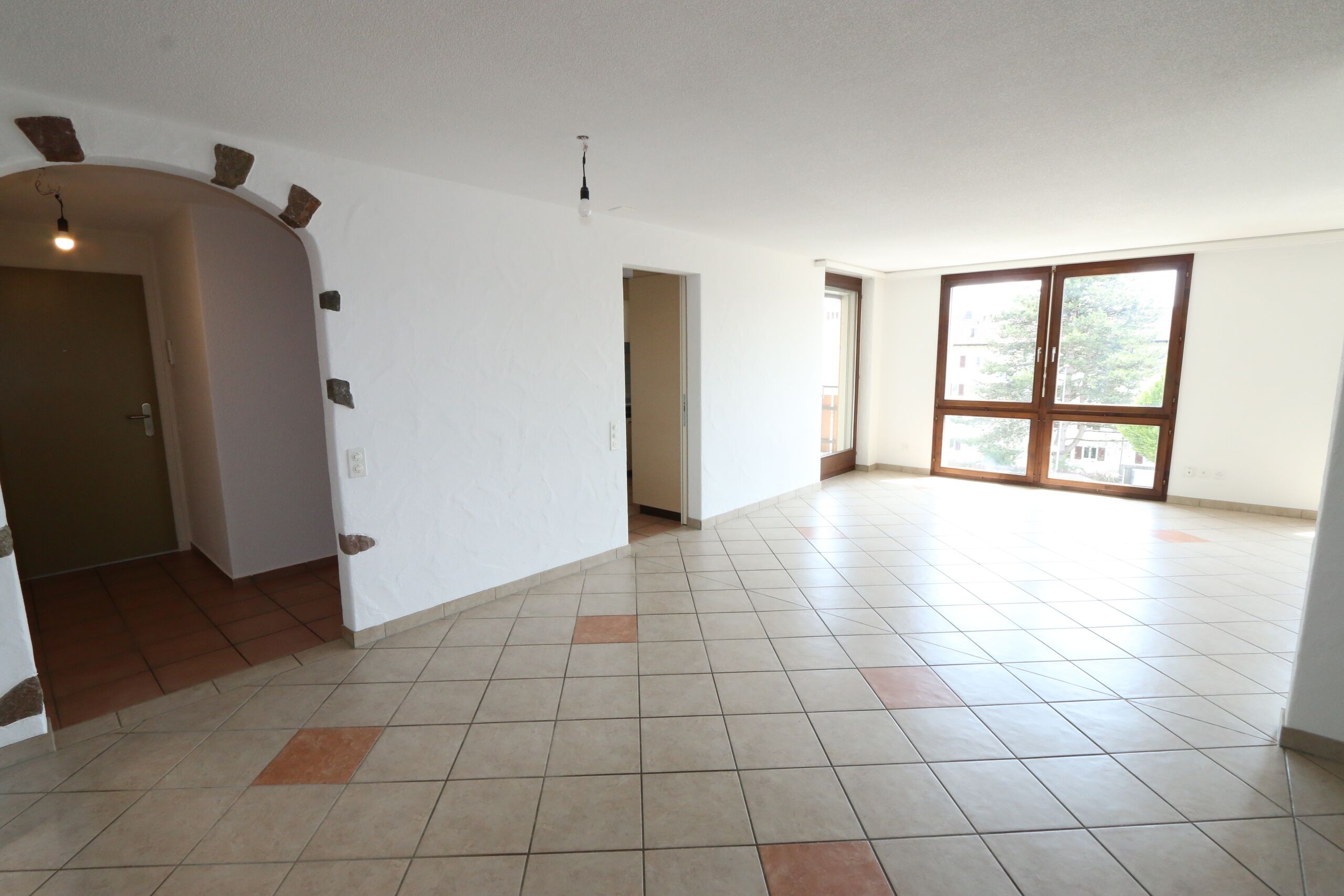 Das geräumige Entrée eröffnet die grosszügige Wohnfläche dieser interessanten Wohnung