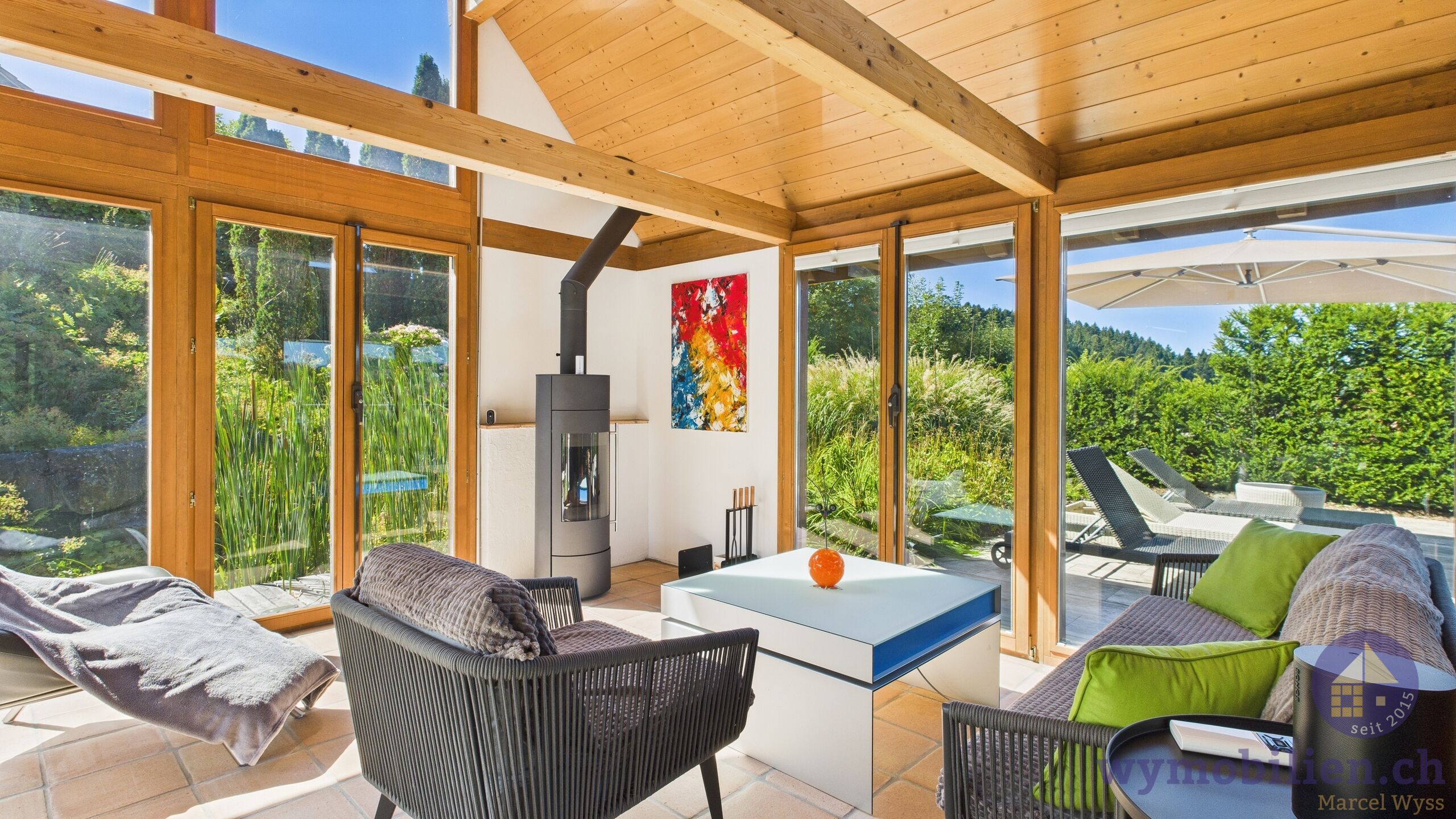 Lichtdurchfluteter Wintergarten mit Cheminéeofen