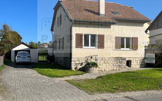 Family house to renovate close to the amenities of Porrentruy.