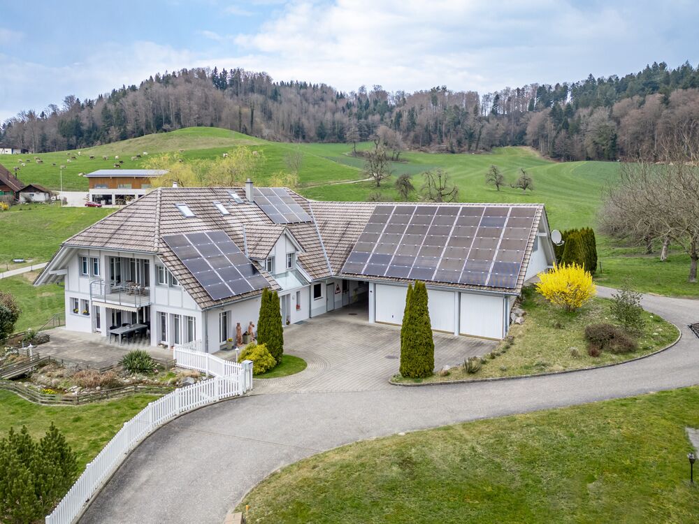 Lichtdurchflutete Landhaus-Villa mit Pferdestallungen