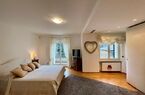 Elegante und grosszügige Villa mit Nebengebäude in wunderbarer Lage
