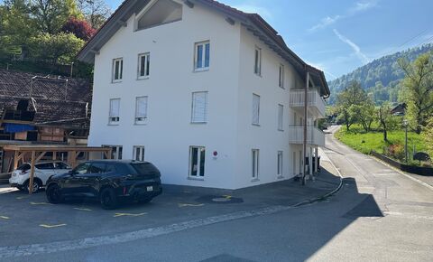 As-new 3.5-room apartment with seating area and carport for sale
