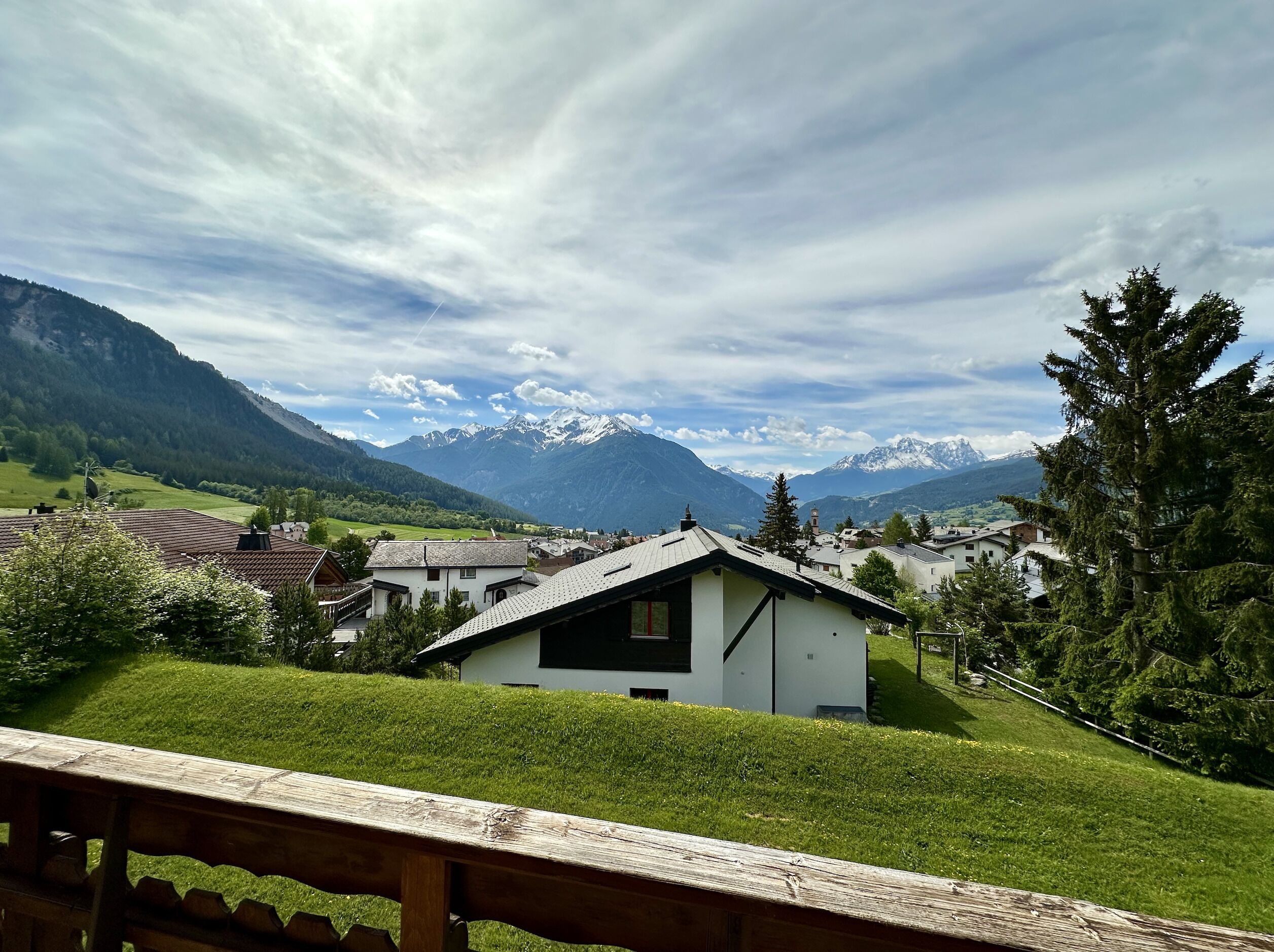 Weitsichtiges Bergpanorama an sonniger Hanglage