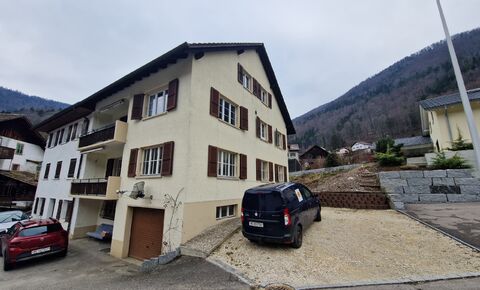 Building with 3 apartments and garages