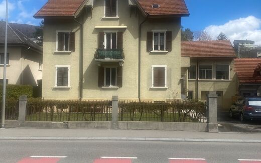 Building with three apartments and a factory, in the center of Mallera
