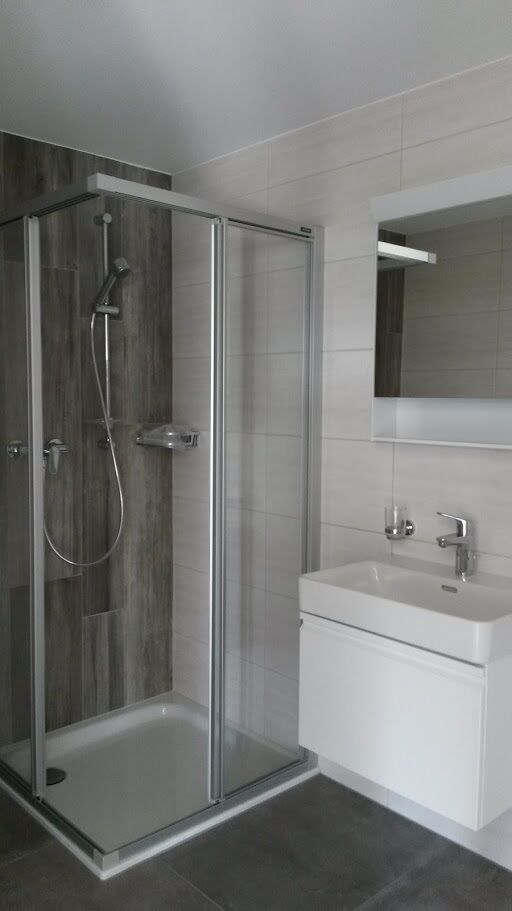 Salle de douche avec colonne de lavage