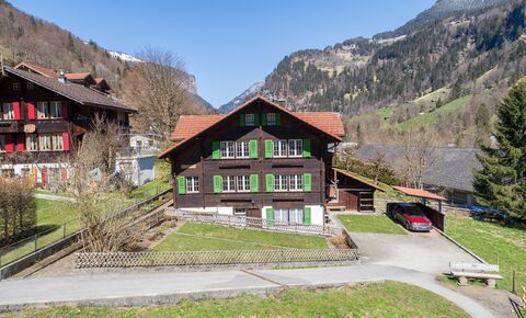2-FAMILIEN-CHALET MIT STUDIO AN MALERISCHER LAGE IN LAUTERBRUNNEN