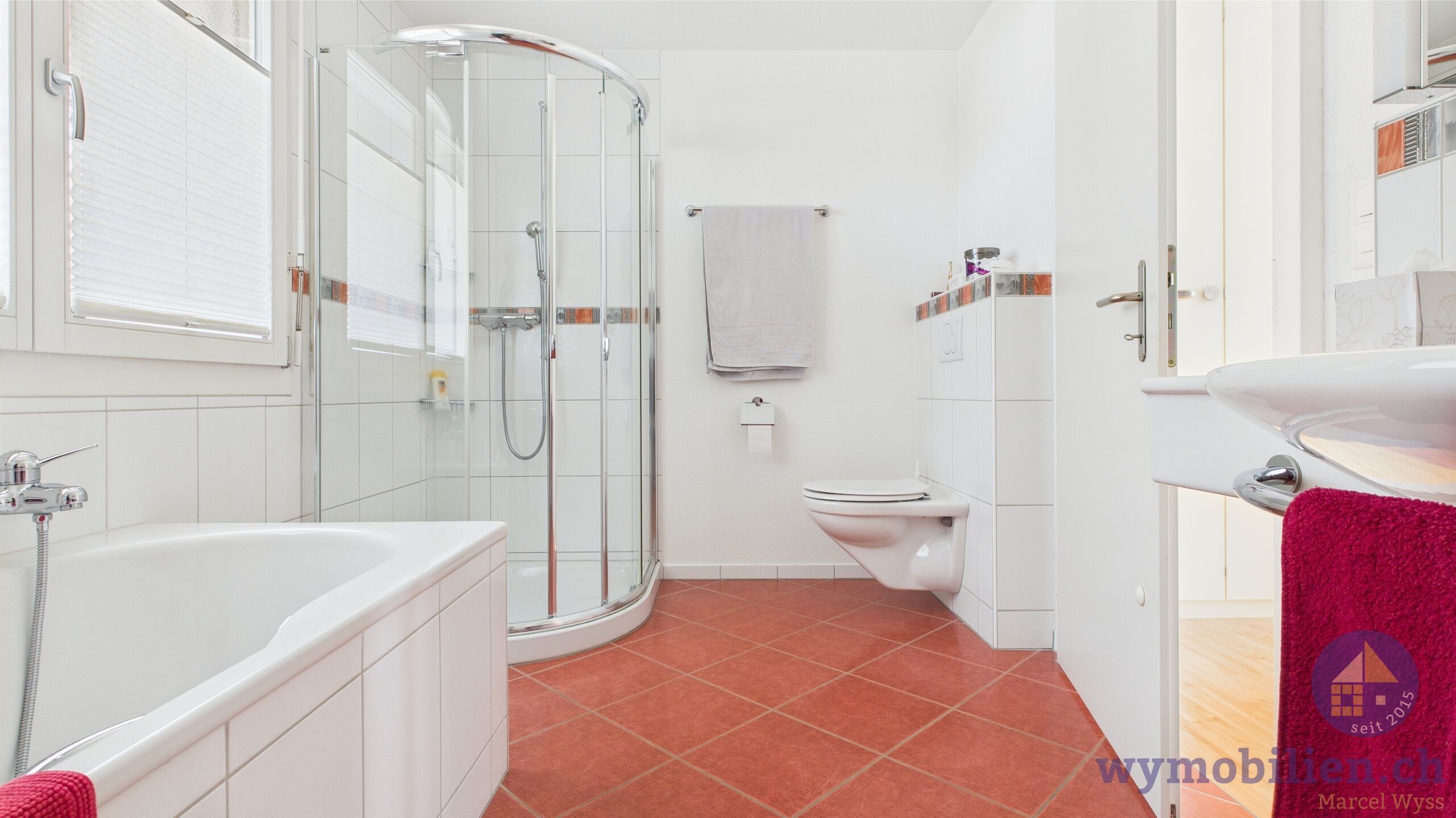 Bad mit Dusche und Badewanne 