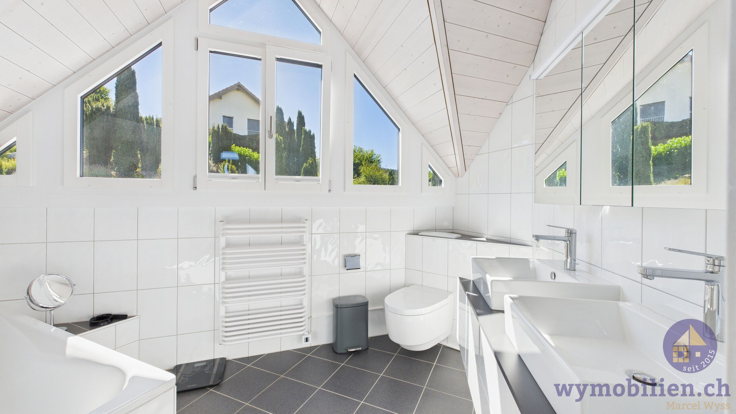 Bad mit Doppellavabo, Badewanne und Dusche