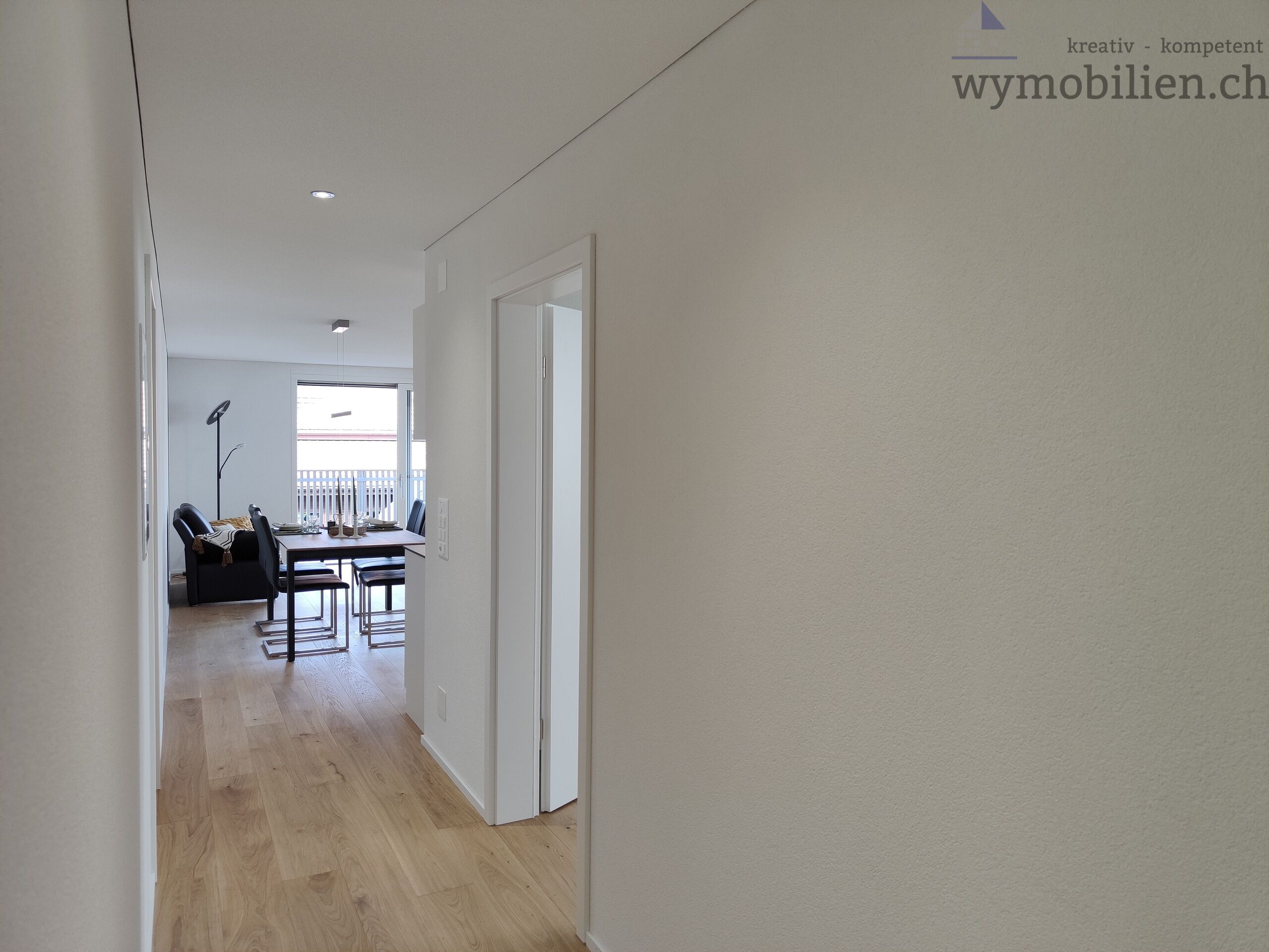 Blick vom Entrée in Richtung Wohnen/Balkon (Musterwohnung)