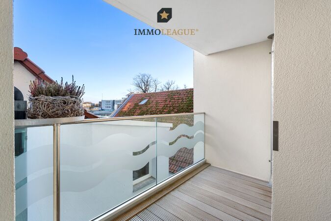 Der nach Osten ausgerichtete Balkon mit direkten Zugang ins Schlafzimmer.