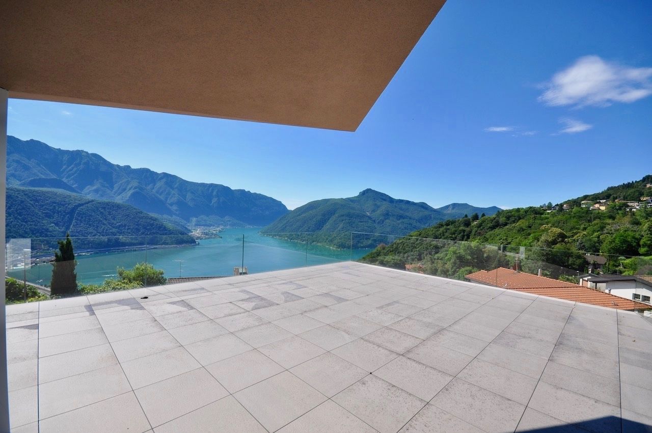 Attico 5.5 locali con Spettacolare Vista sul Lago di Lugano