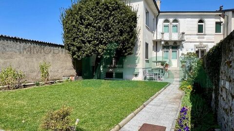 Splendida ed elegante villa storica nel cuore del borgo, con giardino