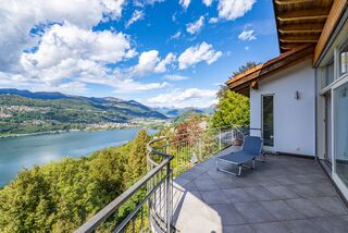 Villa in dominant position with lake view
