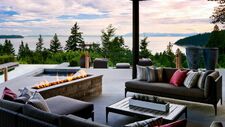 Prestigieuse maison moderne avec vue sur le lac et les montagnes.