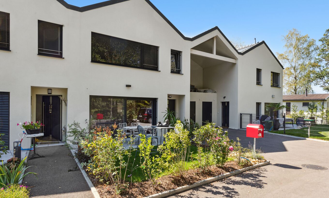 Beautiful adjoining 4.5 room villa on the lakefront