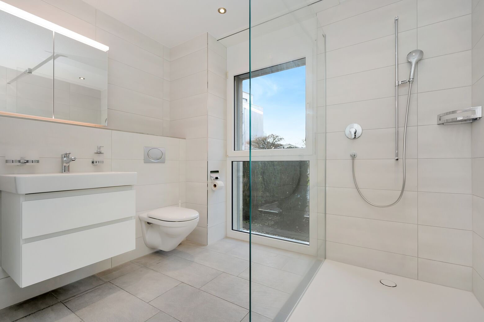 Nasszelle mit Dusche, WC, Lavabo