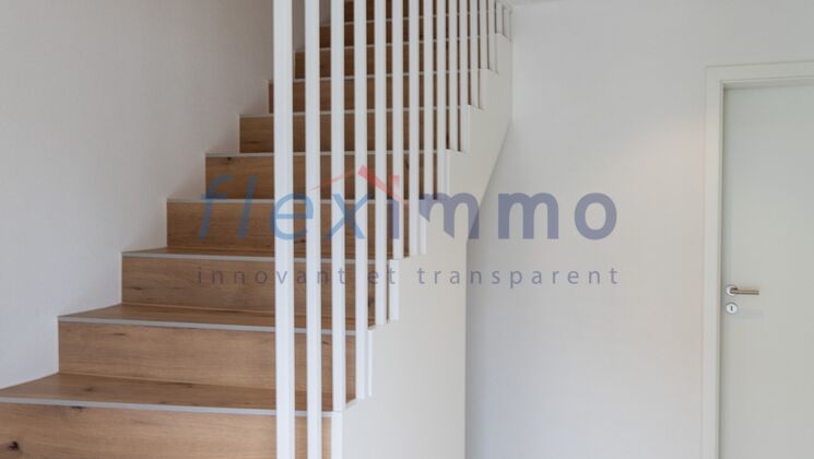 Entrée et escalier vers le 1er étage
