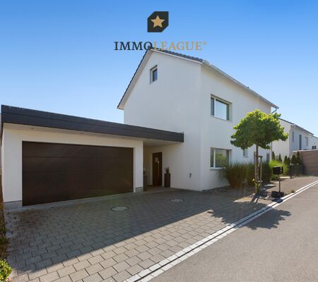 Modernes Einfamilienhaus mit stilvoller Architektur und grosszügiger Doppelgarage.