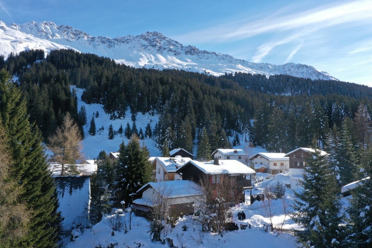 An ruhiger und sonniger Lage steht das Chalet in Parpan