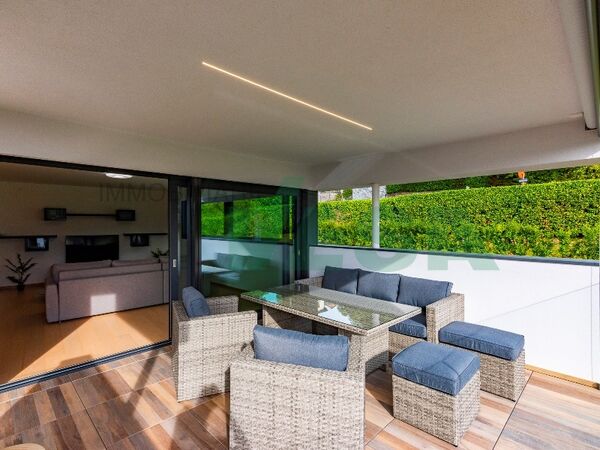 Beautiful 3.5-room penthouse with terrace and partial lake view
