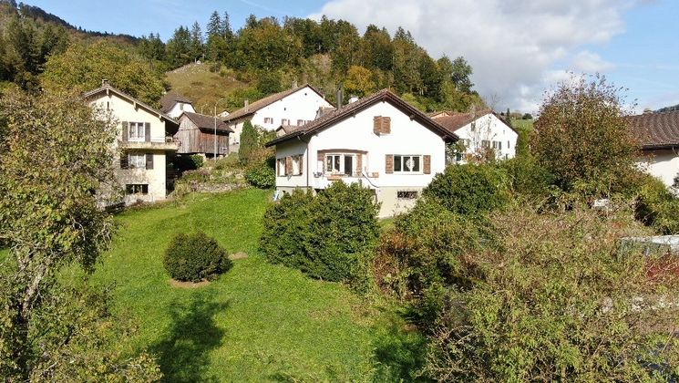 Beautiful house to renovate with magnificent plot of 1'133 m2