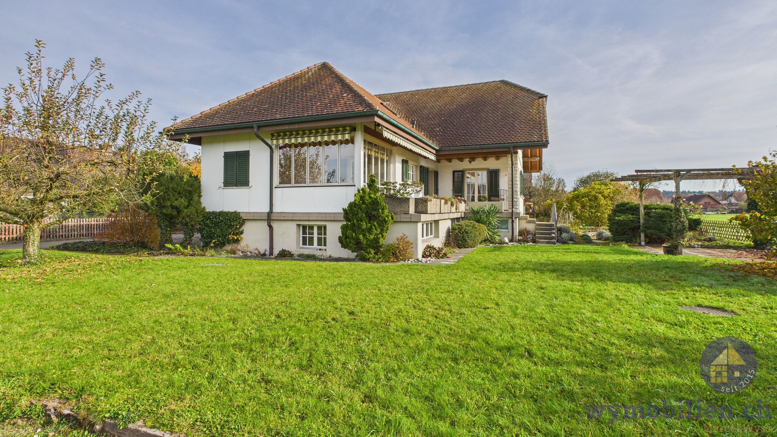Blick vom Feldweg auf den grossen Gartenbereich