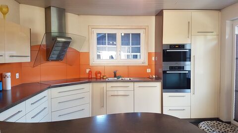 Maison 5,5 pces rénovée
parcelle 1308 m2!