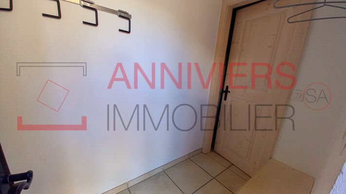 Entrée au rez inférieur avec vestiaire 