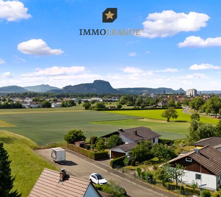 Panoramablick auf Hohentwiel und Hegauer Landschaft