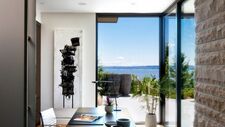 Prestigieuse maison moderne avec vue sur le lac et les montagnes.