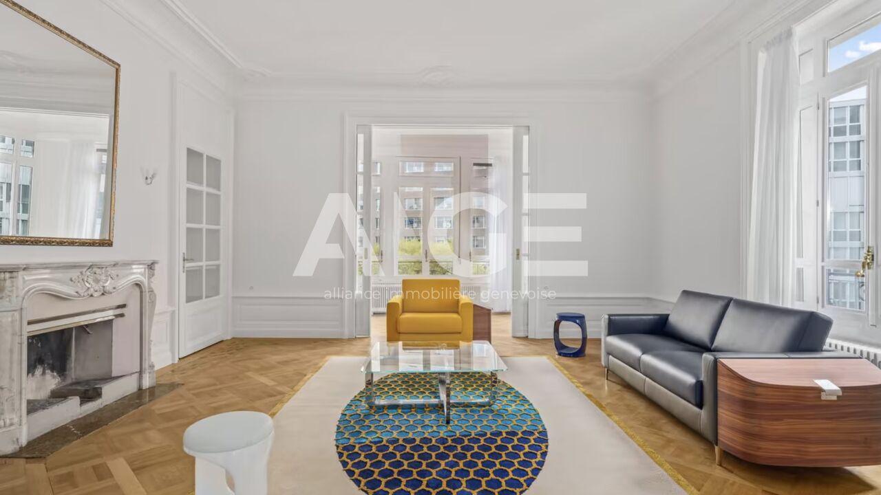 Authentique appartement de style Haussmannien près de l'Église Russe