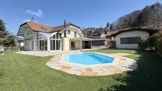 Élégante propriété de 6½ pièces d'env. 
250 m², piscine, SPA et garage