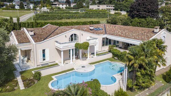 Prestigious villa in a dominant position