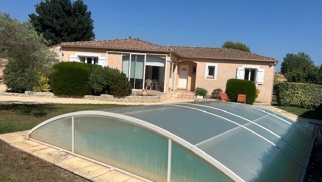 Superbe villa individuelle avec piscine. Tout sécurisé.