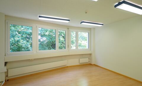 Office with parking spaces in a quiet location close to the city center