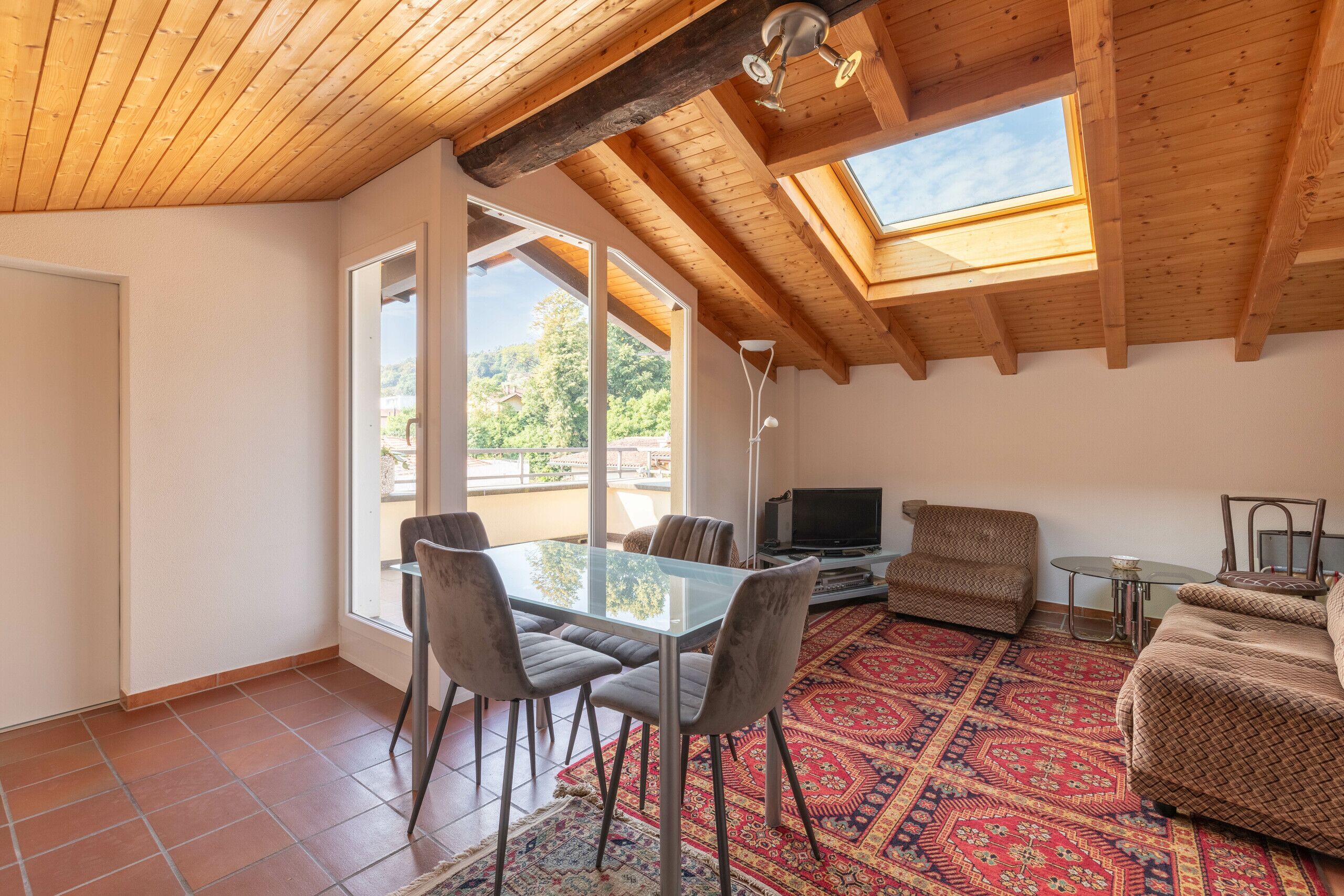 Wohnzimmer mit Küchenzeile und Terrasse (DG)