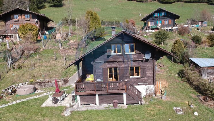 CHARMANT CHALET AVEC MAGNIFIQUE PANORAMA SUR LES MONTAGNES